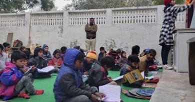 Delhi Police cop educates underprivileged kids under open sky school